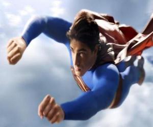 пазл Супермен полеты в небе с закрытыми кулаками и с его пиджака
